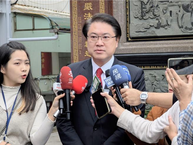 民進黨祕書長林右昌（中）表示，台美關係將會延續既有的路線持續前進。（張志康攝）