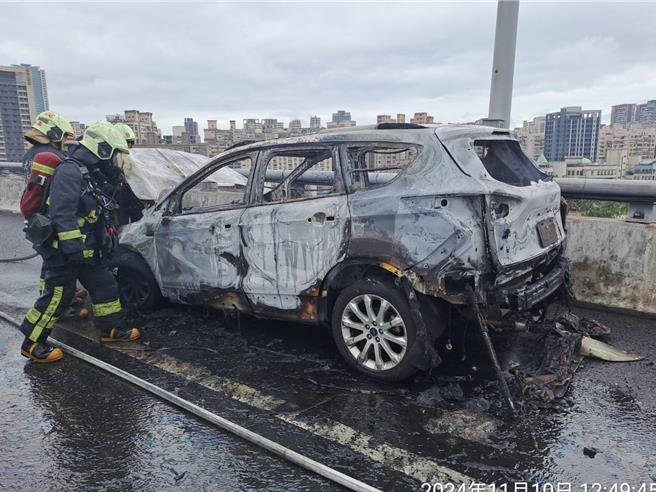 国道1号五杨高架10日发生火烧车意外，消防队员到场扑灭。（国道公路警察局提供）