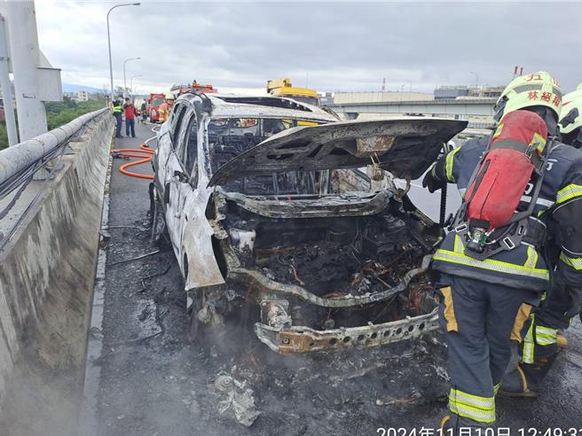 国道1号五杨高架10日发生火烧车意外，消防队员到场扑灭。（国道公路警察局提供）