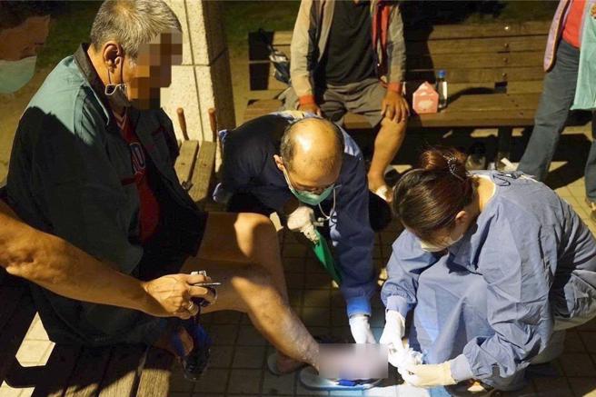 高雄市社会局与联合医院的医师走上街头，为街友们看病。（社会局提供／林瑞益高雄传真）