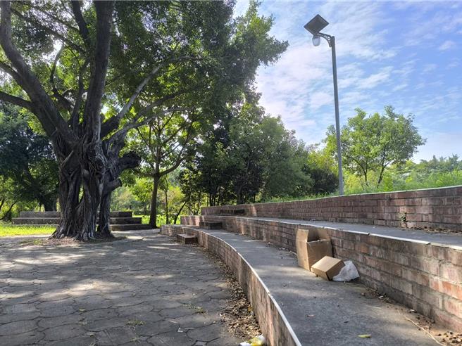 「文小38」教育用地随处可见有民眾乱丢垃圾。（李京升摄）