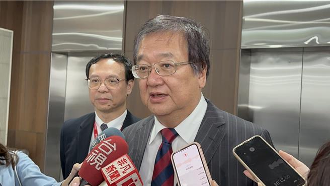 卫福部长邱泰源今天被问及波波医问题，少见的态度坚定回应：绝无开后门。（郑郁蓁摄）