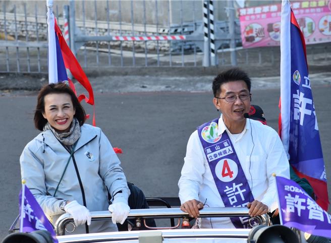 国民党立委柯志恩上媒体专访时说，许智杰哭4次才赢2万票。民进党立委邱议莹（左）10日指出，这些话不太厚道。邱议莹并为许智杰（右）抱屈。（邱议莹服务处提供／林瑞益高雄传真）