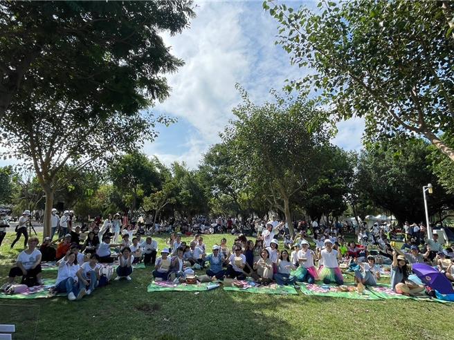 「2024台中市民野餐日」10日於全市29個行政區同步舉行，截至上午，29區參與人數已突破12萬人次，其中以中央公園主場有4、5萬人次最多。（台中市府提供）