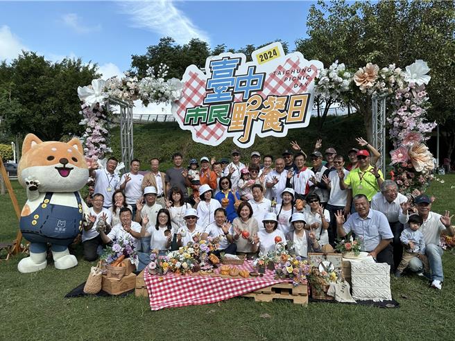 「2024台中市民野餐日」10日於全市29個行政區同步舉行，截至上午，29區參與人數已突破12萬人次，其中以中央公園主場有4、5萬人次最多。（台中市府提供）