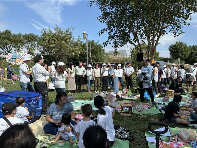 「2024台中市民野餐日」10日於全市29個行政區同步舉行，截至上午，29區參與人數已突破12萬人次，其中以中央公園主場有4、5萬人次最多。（台中市府提供）