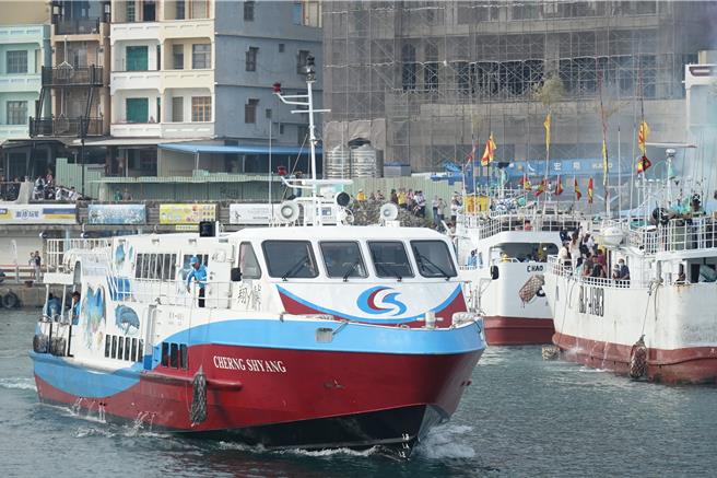 琉球公船琉兴号因螺旋桨打到漂流木与舵机临时故障，紧急送修，东琉线联营处加开船班接送学生通学。图为东琉线交通客船联营处诚翔轮。（罗琦文摄）