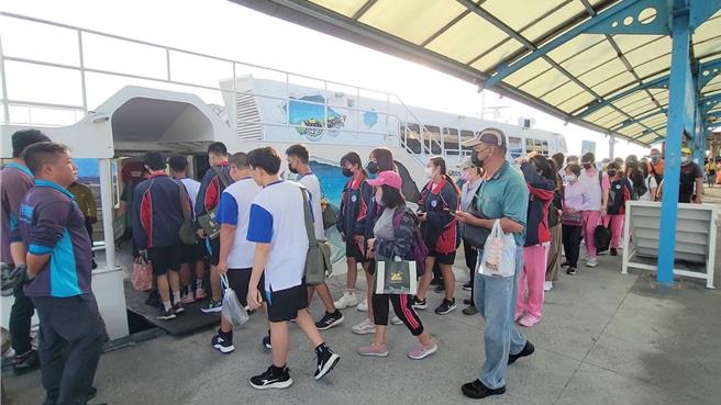 东琉线联营处临时加开1班早班船，提醒学生不要跑错码头。（东琉线联营处提供／罗琦文屏东传真）