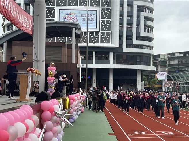 致理科技大學今舉行創校60周年校慶，活動安排各學系師生特色進場。（王揚傑攝）