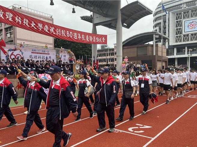 致理科技大學今舉行創校60周年校慶，活動安排各學系師生特色進場。（王揚傑攝）