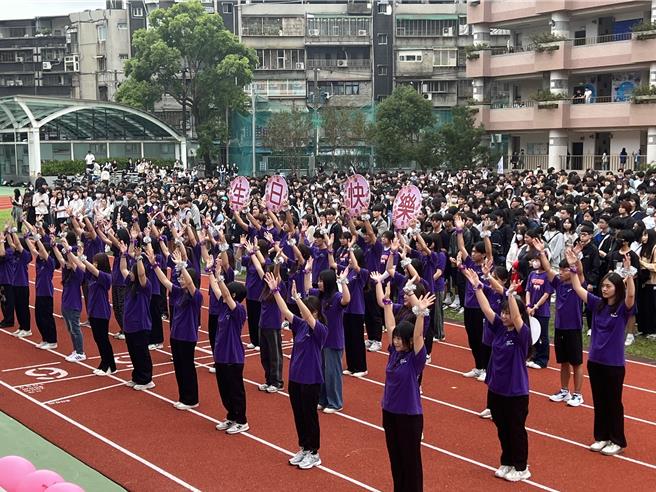 致理科技大學今舉行創校60周年校慶，活動安排各學系師生特色進場。（王揚傑攝）
