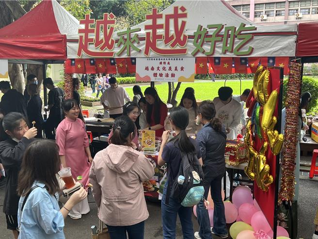 致理科技大學今舉行創校60周年校慶，活動安排各學系師生特色進場。（王揚傑攝）