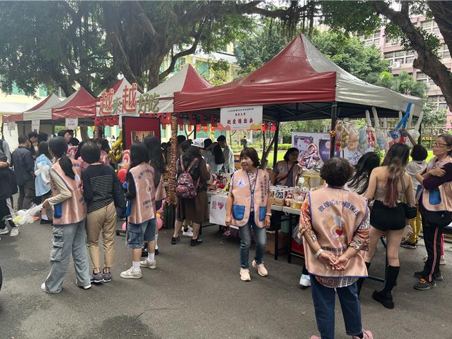 致理科技大學今舉行創校60周年校慶，現場園遊會有學生設置的各式攤位。（王揚傑攝）