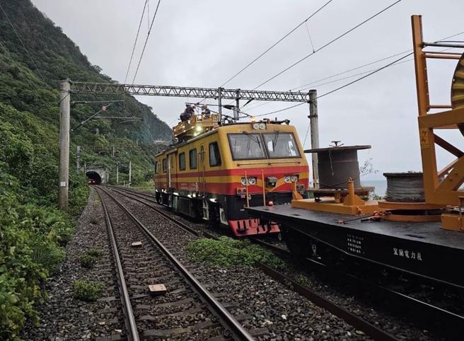 经台铁抢修后，于今下午1时修復完成，1时30分送电，1时49分起恢復双向通车。（台铁宜兰段提供／吴佩蓉宜兰传真）
