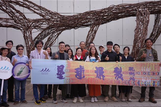 「PALAFANG花蓮跳浪藝術節」今年邁入第3年，以0403花蓮大地震作為策展主題，並利用強震當天花蓮地震觀測站記錄的波紋作為主視覺，用地方視角帶領觀展者重新認識這塊土地。（羅亦晽攝）