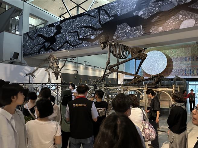 「PALAFANG花蓮跳浪藝術節」今年邁入第3年，以0403花蓮大地震作為策展主題，其中位在花蓮縣石雕博物館的展場，利用巨大立體的考古現場裝置展現神話裡人與自然搏鬥的過程。（羅亦晽攝）