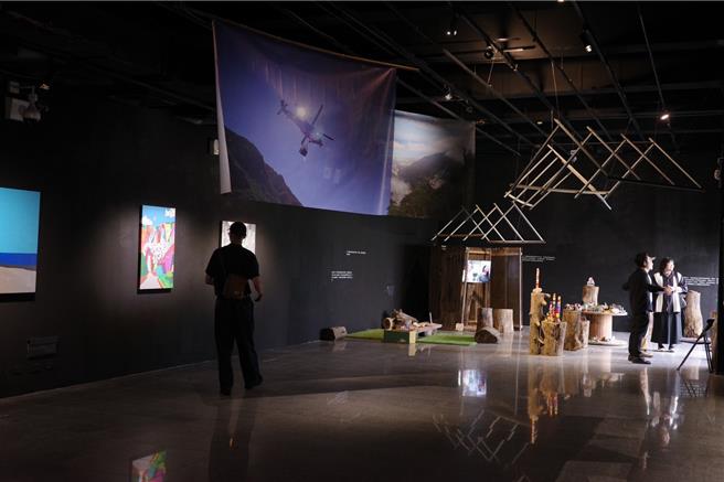 「PALAFANG花蓮跳浪藝術節」今年邁入第3年，以0403花蓮大地震作為策展主題，其中位在花蓮縣石雕博物館的展場，除有大型考古裝置藝術，一旁小展間則是透過平面設計跟影像紀錄，探討花蓮人與地震的關聯。（羅亦晽攝）