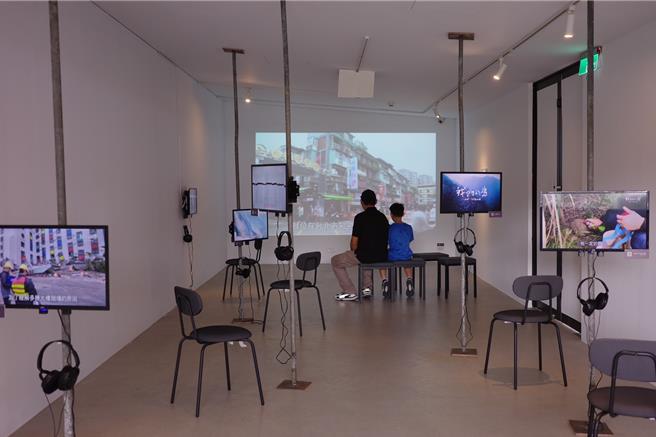 「PALAFANG花蓮跳浪藝術節」今年邁入第3年，以0403花蓮大地震作為策展主題，位在花蓮縣美術館的展場，主要為花蓮發生地震的影像。（羅亦晽攝）
