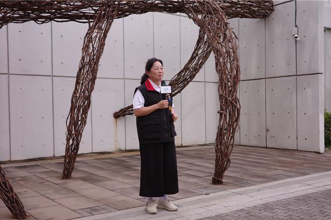 「PALAFANG花蓮跳浪藝術節」今年邁入第3年，以0403花蓮大地震作為策展主題，縣長徐榛蔚10日參加開展活動，有感而發地哽咽說，花蓮在0403地震之後真的很辛苦，但憑著花蓮人的韌性與療癒力，不斷地在創造奇蹟。（羅亦晽攝）