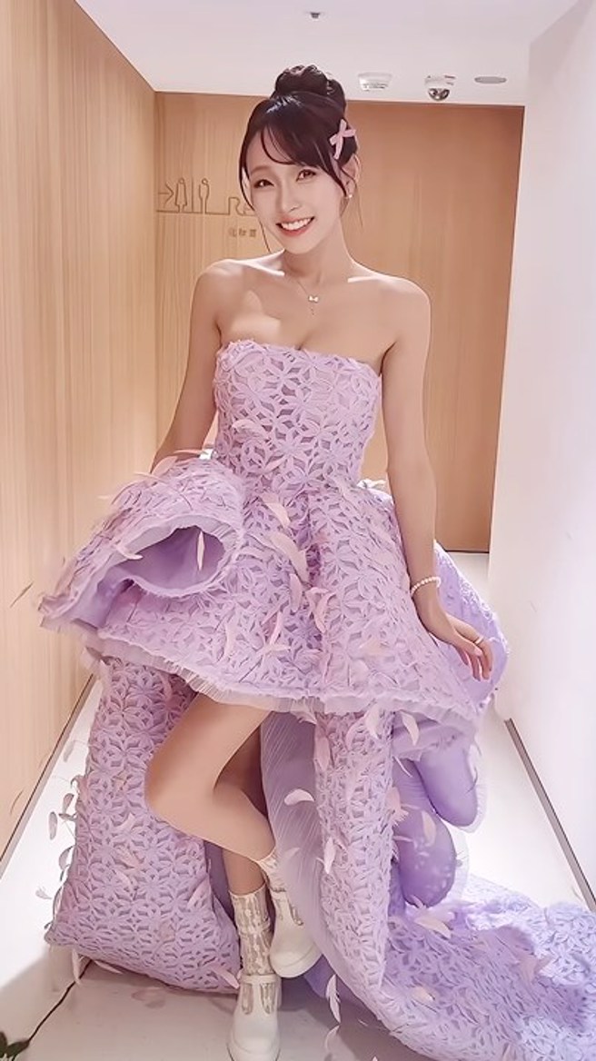 林襄換上一套紫色禮服，渾圓北半球幾乎藏不住。（圖／95_mizuki  IG）