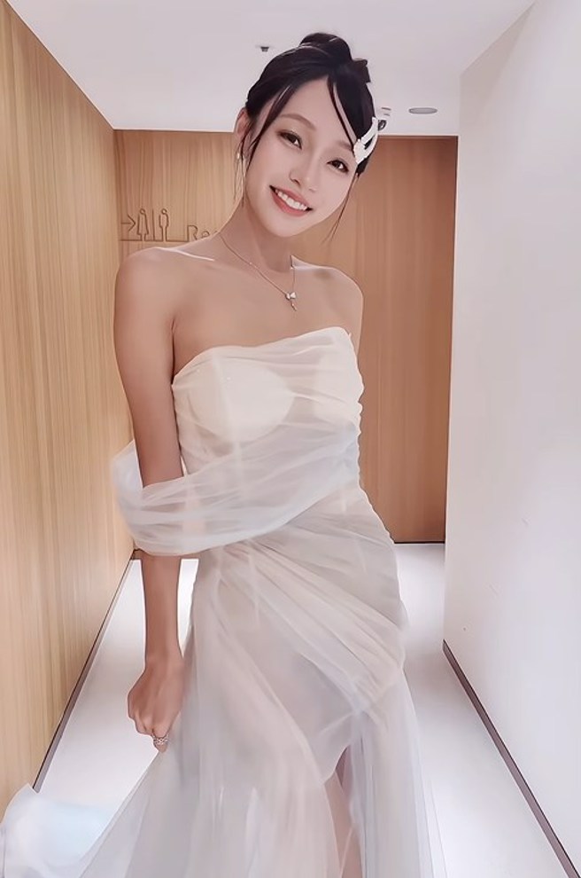 林襄穿上半透禮服，火辣曲線及白皙肌膚全都若隱若現。（圖／95_mizuki  IG）