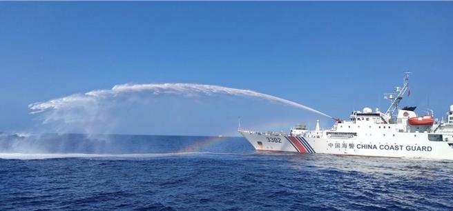 2023年12月9日，在有主權爭議的南海黃岩島，一艘中國海警船（右）向菲律賓漁業和水產資源局的一艘船隻發射水炮。（資料照片，菲律賓海警）