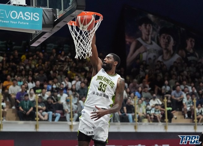 霍爾曼飛身灌籃取分。(TPBL提供)