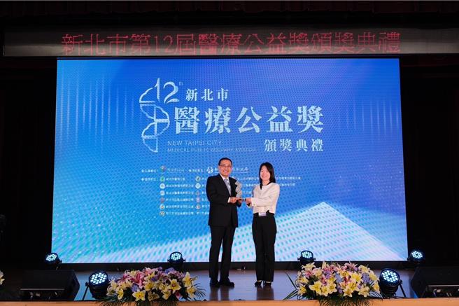 新北市长侯友宜亲自出席表扬获奖的25位医师及医事人员，以及3家医院。（高钧麟摄）