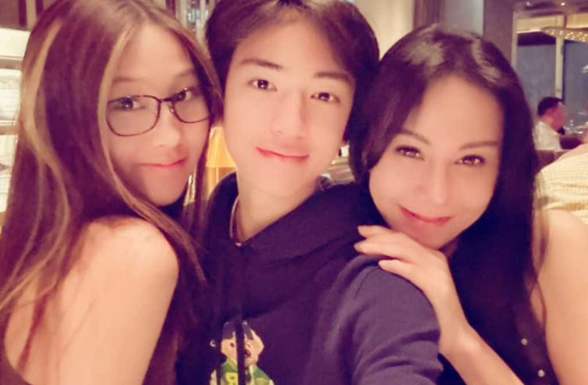 洪晓蕾（右）育有一双儿女。（图／翻摄自洪晓蕾脸书）