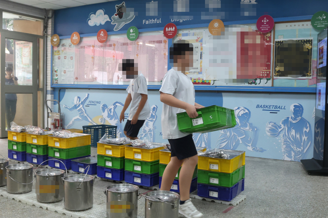 台灣近年時常傳出食安危機，連帶讓家長憂心孩子在校園的營養午餐，吃得安心嗎？依照衛福部食藥署調查，校園連年位居食品安全中毒場所前3名，審計部更指出，食品中毒患者人次，以學校居首位，顯示各級學校皆為好發食品中毒事件的高風險場域。圖為台北市某國中學生正在享用安全、廉價又好吃的營養午餐。（鄧博仁攝）