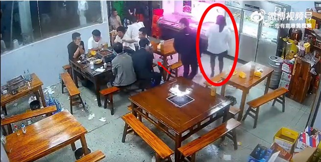 黑丝袜女子吃完离开，隔壁桌男子看了一眼，遭对方同行男子挑衅！演变成打群架。（图／翻摄微博）