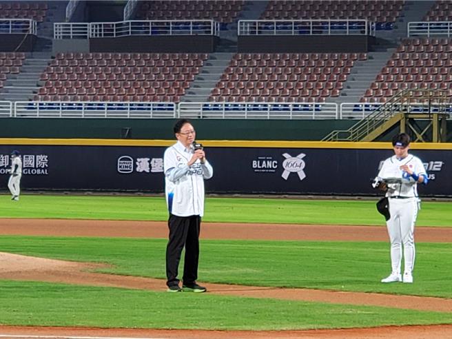 12强棒球热身赛今天晚间在乐天桃园棒球场，由中华队对战乐天桃猿，市长张善政到场加油并为比赛开球。（吕筱蝉摄）