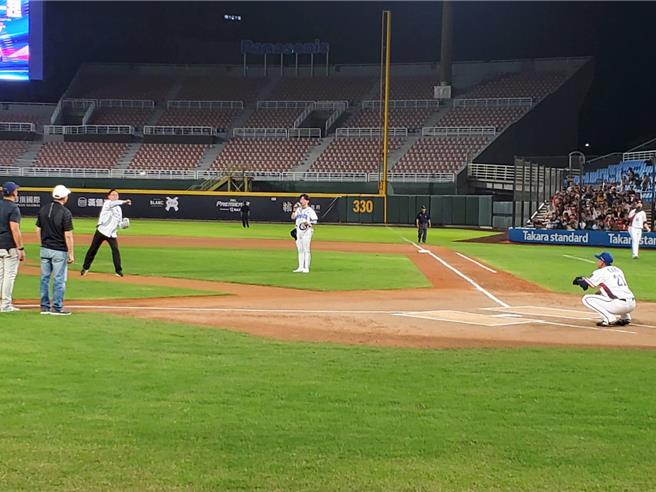 12强棒球热身赛今天晚间在乐天桃园棒球场，由中华队对战乐天桃猿，市长张善政到场加油并为比赛开球。（吕筱蝉摄）