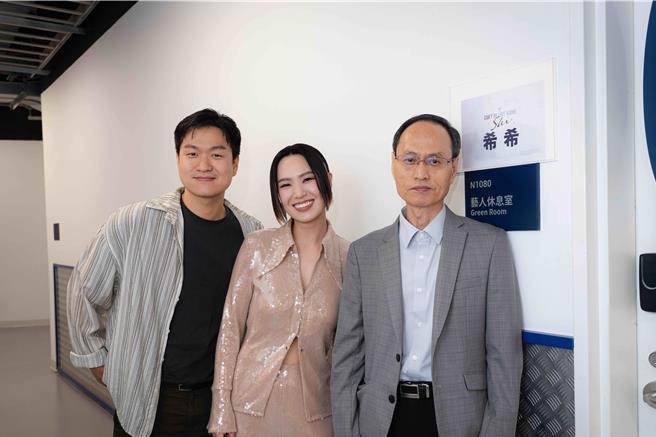 孙盛希（中）的爸爸(右)跟弟弟专程从韩国来台看她演出。（滚石唱片提供）