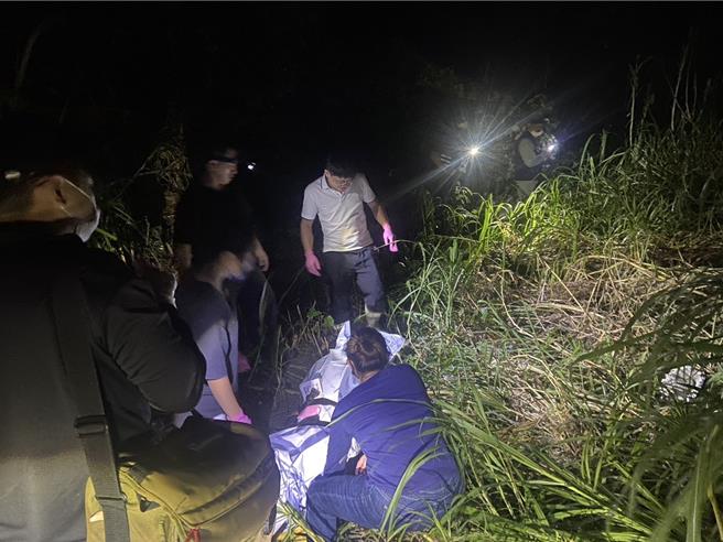 花莲溪出海口7日出现一具无名男尸，身高约170至180公分，体格健壮无刺青，年纪约40至60岁间，警方呼吁民眾近期家中若有失踪亲属与无名男尸特徵相符，请儘速联繫协助厘清案情。（警方提供／罗亦晽花莲传真）