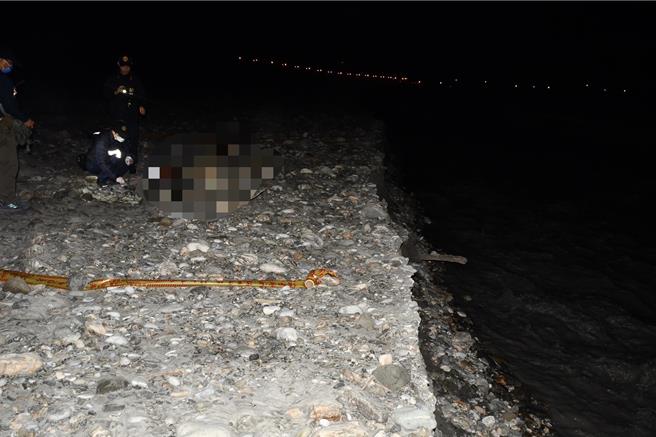 花莲溪出海口7日出现一具无名男尸，身高约170至180公分，体格健壮无刺青，年纪约40至60岁间，警方呼吁民眾近期家中若有失踪亲属与无名男尸特徵相符，请儘速联繫协助厘清案情。（警方提供／罗亦晽花莲传真）