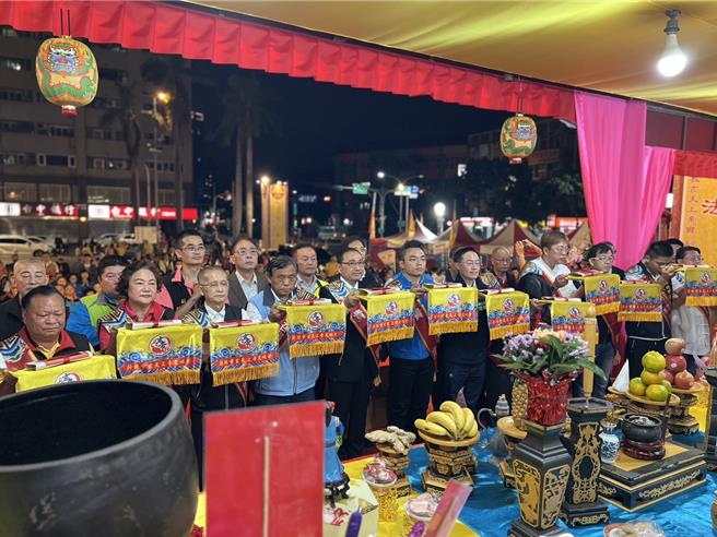 新北市長侯友宜10日晚間到場參拜祈福，向上帝爺公祈求風調雨順、市民安居樂業。（張鎧乙攝）