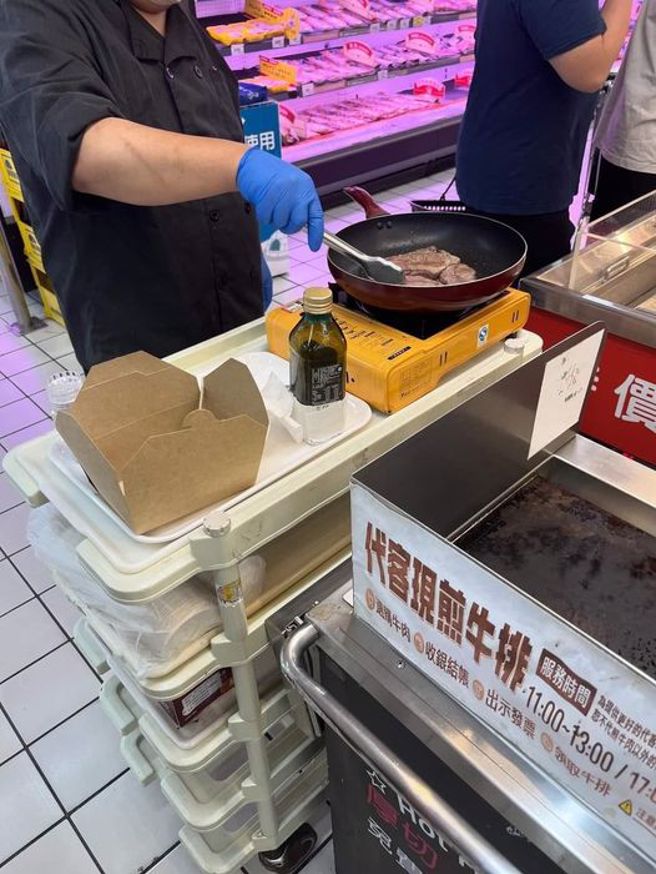 網友大賣場買牛肉找代客煎肉，沒想到意外的後面堆人開始排隊，大家都以為是試吃活動。（翻攝臉書匿名公社）