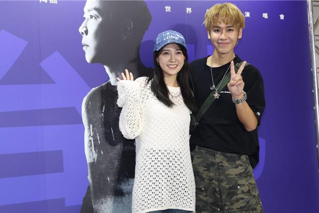 鼓鼓（右）10日与大元合体朝圣陶喆的演唱会。（邓博仁摄）