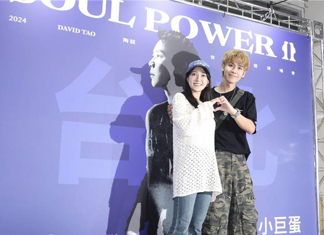 鼓鼓（右）10日与大元合体朝圣陶喆的演唱会。（邓博仁摄）