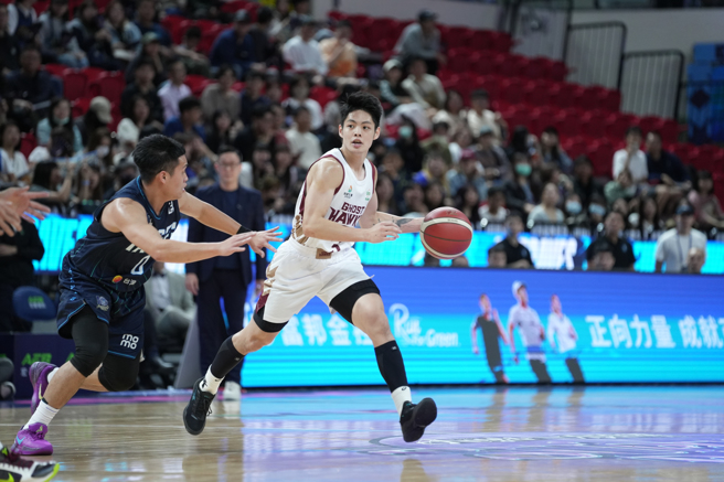 台钢猎鹰谷毛唯嘉（右）替补贡献23分，助队拿下开季首胜。（台钢猎鹰提供）