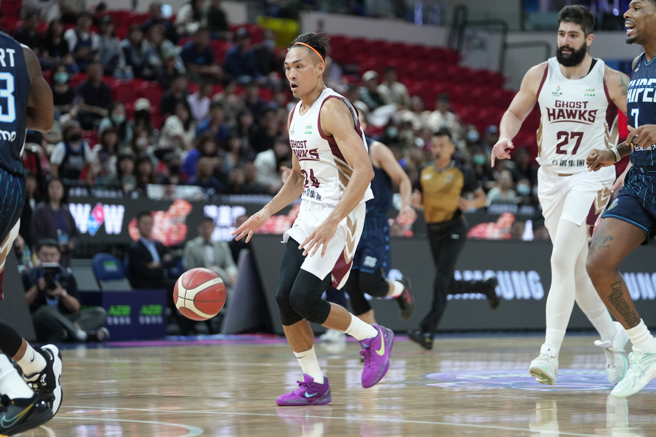 台钢猎鹰郭少杰（中）是球队取得大幅领先的功臣之一。（台钢猎鹰提供）