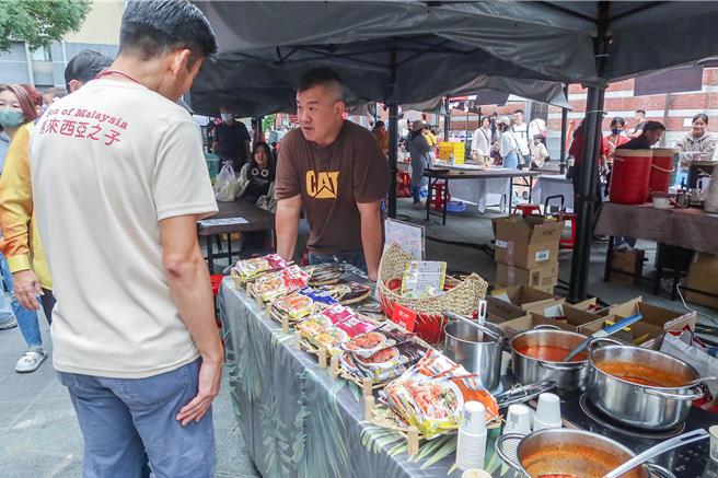 连续两天在台博南门馆举办的马来西亚文化日，现场聚集个是大马美食摊位。（粘耿豪摄）