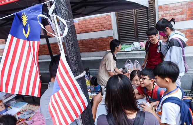 活动现场安排马来西亚童玩供亲子同乐。（粘耿豪摄）