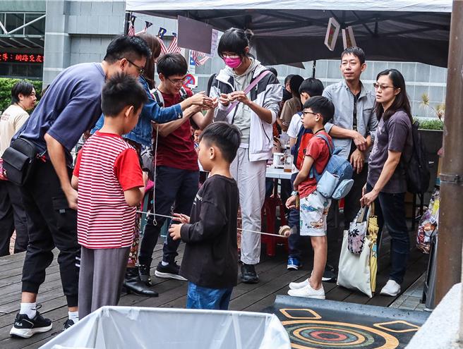 活动现场安排马来西亚童玩供亲子同乐。（粘耿豪摄）