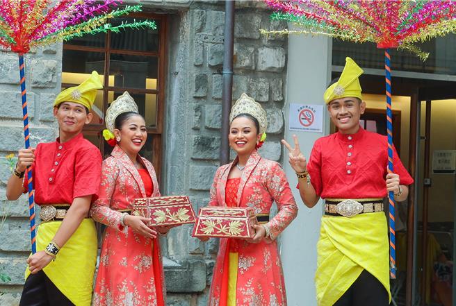 活动邀请来自马六甲的「马六甲文化艺术团」做快闪演出。（粘耿豪摄）