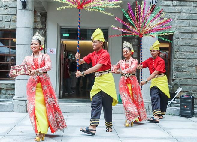 活动邀请来自马六甲的「马六甲文化艺术团」做快闪演出。（粘耿豪摄）