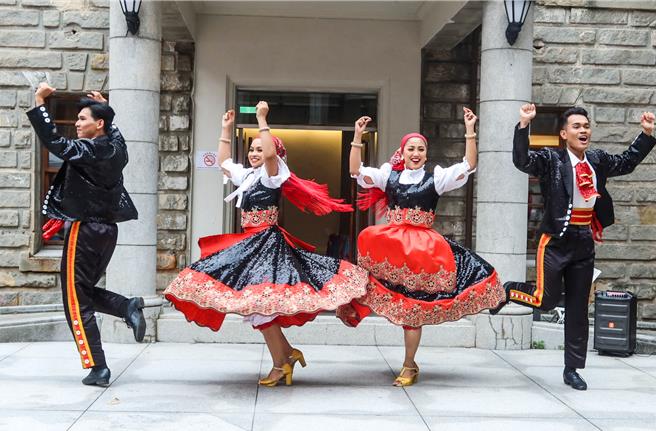 活动邀请来自马六甲的「马六甲文化艺术团」做快闪演出。（粘耿豪摄）