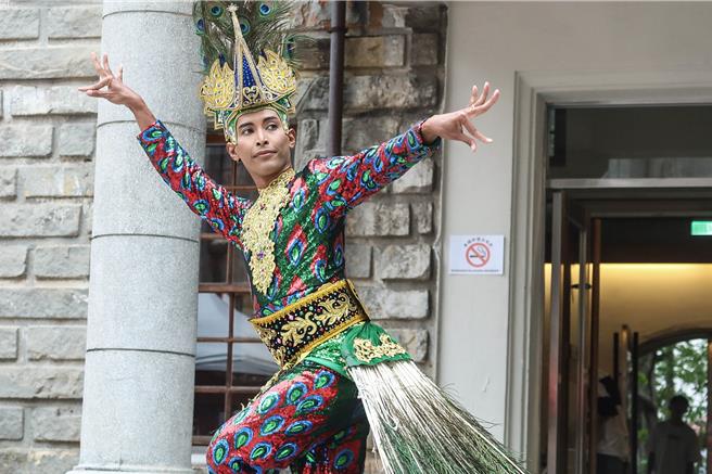 活动邀请来自马六甲的「马六甲文化艺术团」做快闪演出。（粘耿豪摄）