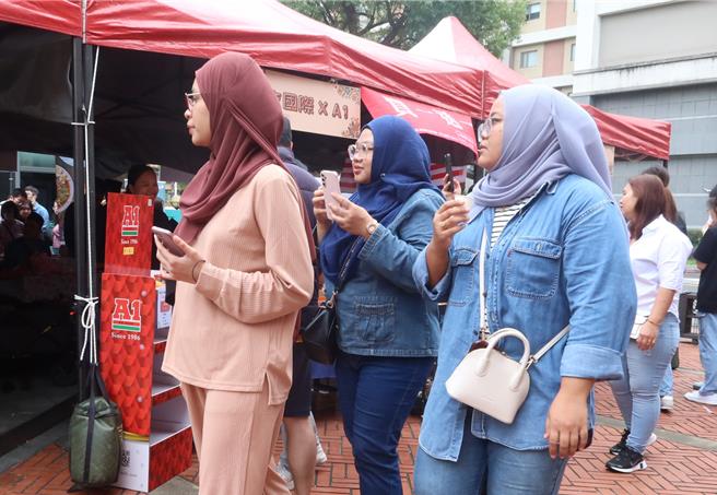 活动除推广大马文化，也让在台大马人士一解思乡之情。(粘耿豪摄)